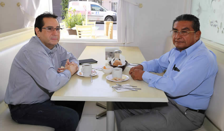 En el restaurante Del Centro almorzaron Conrado Frausto Robles, contador p&uacute;blico, y el ingeniero Felipe Flores Vilchis