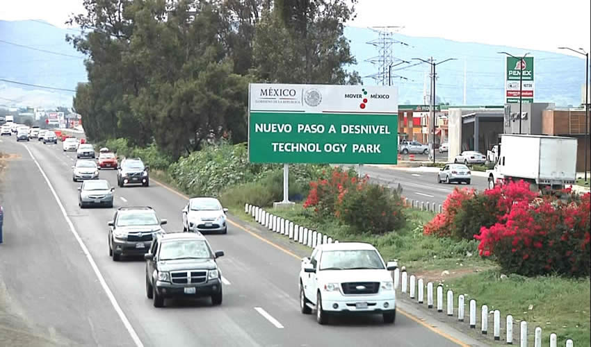 Uno de los puntos de conflicto de la transitada vialidad se tiene a la altura del Technology Park, en donde desde el pasado lunes 21 de marzo se inició la construcción de un paso a desnivel, sin que hasta el momento se haya concluido la obra y sin que haya fecha para ello/Fotos: Francisco Andalón López