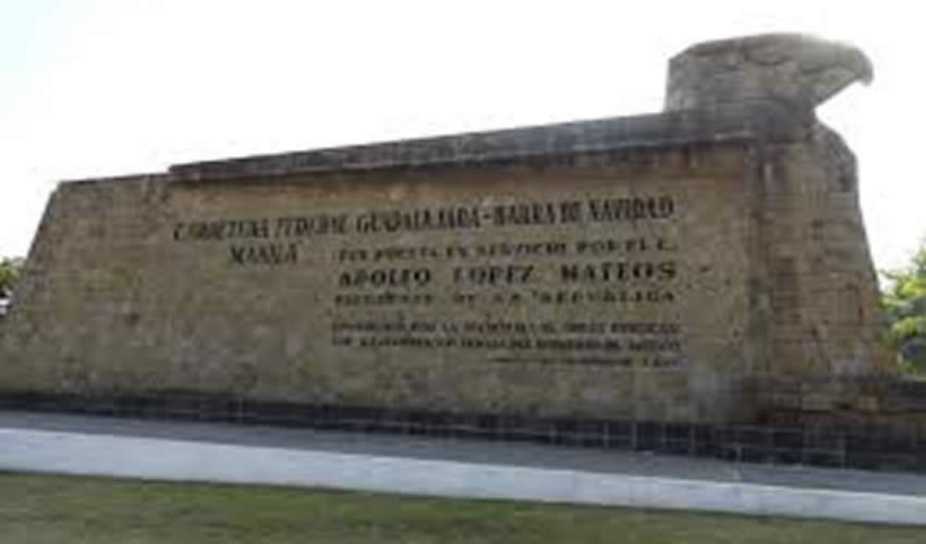 En la escultura del águila “norte” ubicada en avenida López Mateos, al sur de Zapopan, “Es la puerta que abre el camino a Barra de Navidad, Puerto Jalisciense de donde partió el día 24 de noviembre de 1564 la expedición del adelantado Miguel López de Legazpi y Fray Andrés de Urdaneta que por mandato real del rey de España Felipe II, realizó la colonización de las Islas Filipinas…”/Foto: Cortesía
