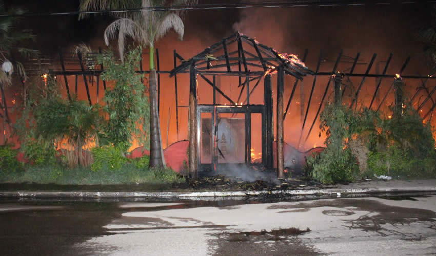 Tras el voraz incendio del restaurante Palapa El Andariego, sólo la estructura de madera quedó en pie