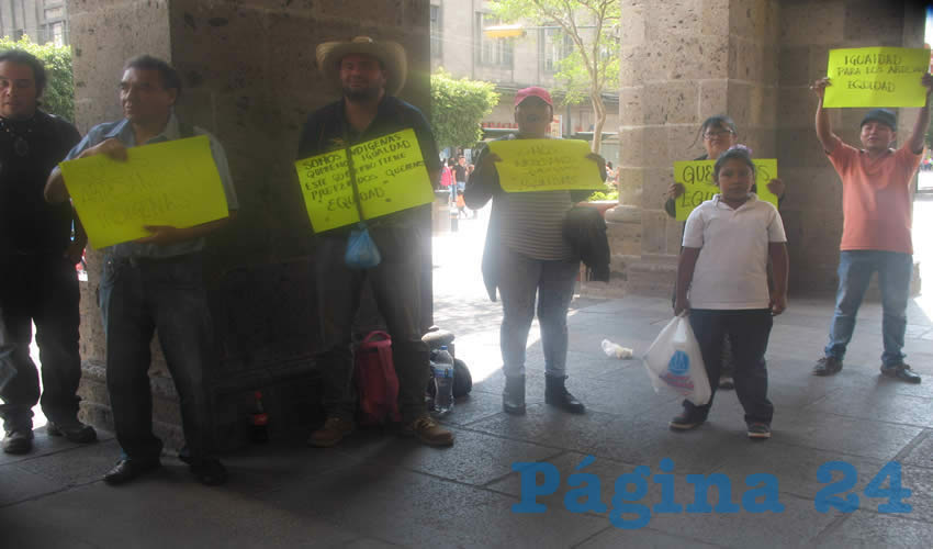 Otra vez se manifesta la cerrazón del alcalde tapatío en contra de grupos vulnerables: Ayer, decenas de policías e inspectores municipales “levantaron” a 30 artesanos que se instalaban en Plaza Tapatía, pese a que su permiso –otorgado por la administración naranja– vence hasta pasado mañana/Fotos: Francisco Tapia 