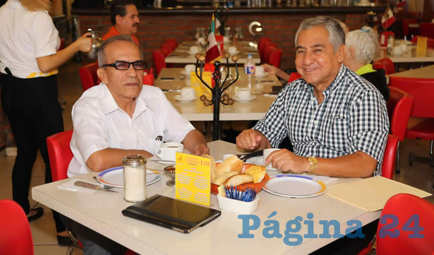 En el restaurante Mitla compartieron el primer alimento del d&iacute;a Fernando Medina Rosales y Jos&eacute; de Jes&uacute;s Mart&iacute;nez Gonz&aacute;lez, director de Vinculaci&oacute;n y Convivencia Ciudadana de la Oficina Ejecutiva del Presidente Municipal