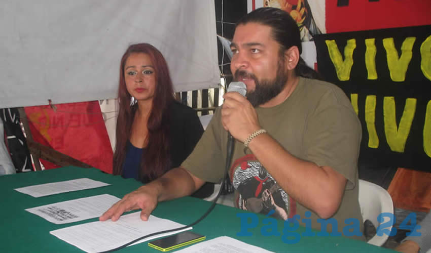 “Salgamos a la calle a gritar que queremos justicia, que no soportamos a los políticos corruptos que se enriquecen a nuestra costa, que nos mantienen en la pobreza y que pisotean nuestros derechos laborales”, tronaron miembros de Ayotzinapa Somos Todos Jalisco, invitando a la ciudadanía a protestar en el segundo aniversario de los hechos en Iguala/Foto: Francisco Tapia 