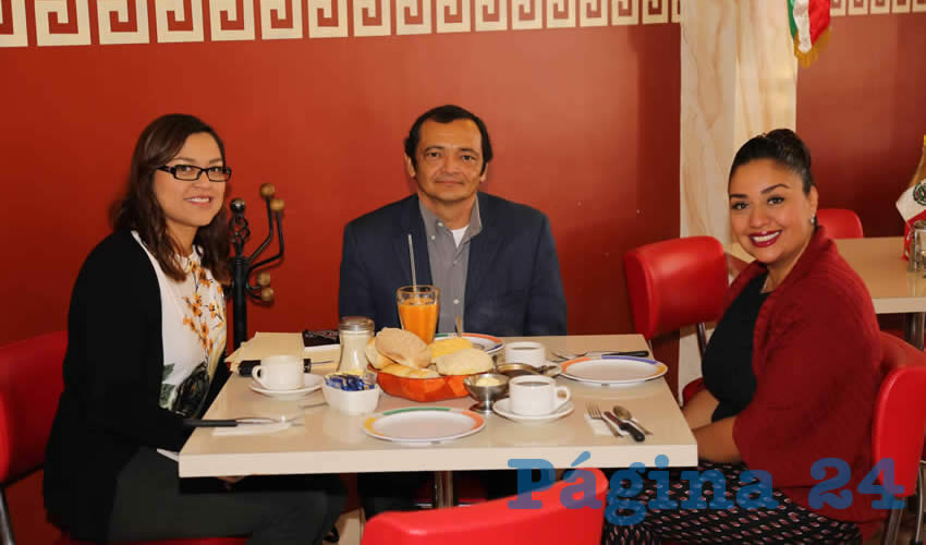 En el restaurante Mitla compartieron el pan y la sal Pilar Rodr&iacute;guez Damasco, coordinadora de proyectos del Consejo Coordinador de Organizaciones de la Sociedad Civil (Coscac); Mario Rivero C&aacute;ceres, presidente del Coscac; y Sylvia Violeta Garfias Cedillo, diputada local