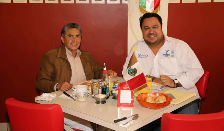 David Mendoza Vargas, regidor del municipio, y Luis Obreg&oacute;n Pasillas desayunaron en el restaurante Mitla