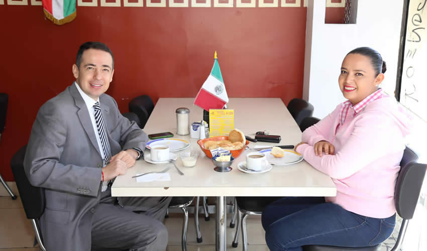 En el restaurante Mitla compartieron el pan y la sal Eduardo Flores Ram&iacute;rez, defensor legal de la Condusef, y Cecilia L&oacute;pez Velarde