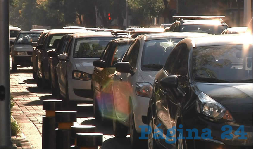 Como cualquier otro día de la semana, miles de vehículos saturaron las calles de la zona metropolitana, sin tener en cuenta la conmemoración del Día sin Auto, que tuvo lugar ayer/Foto: Francisco Andalón López 