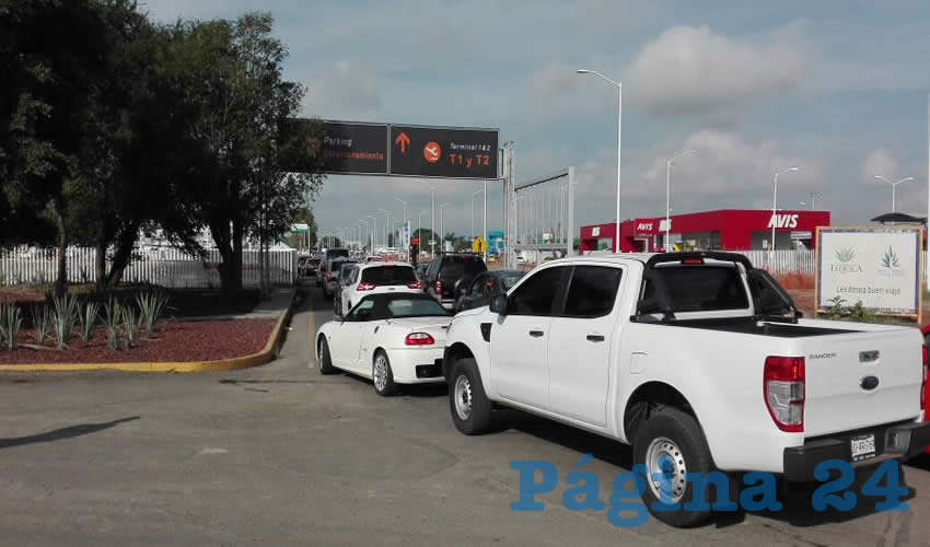 Las largas filas que se generan en la carretera cercana al aeropuerto ha ocasionado el descontento de la ciudadanía
