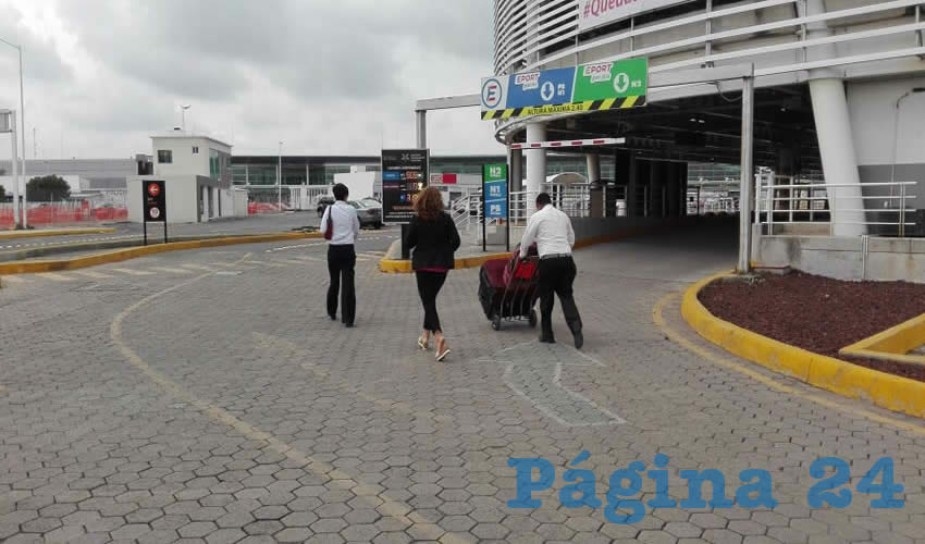 Más de mil personas han perdido sus vuelos debido al bloqueo que mantienen los ejidatarios en el aeropuerto/Fotos: Francisco Andalón López