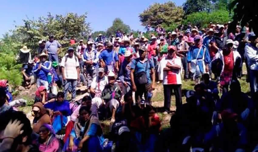 Luego de que el jueves 22 el Tribunal Unitario Agrario Distrito 56 restituyó 185 hectáreas a la comunidad de San Sebastián de Teponahuaxtlán, en los límites de Nayarit y Jalisco, ganaderos y pequeños propietarios de Huajimic (La Yesca, Nayarit) retuvieron por casi cuatro horas a la Brigada de Ejecución del Tribunal, al equipo de abogados de los wixaritari, a una funcionaria del gobierno de Jalisco, y a ocho reporteros/Foto: Cortesía