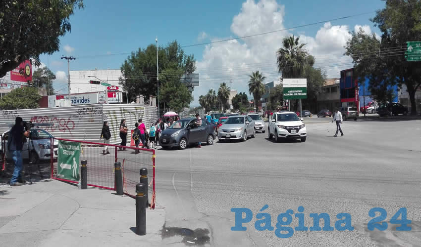 Los peatones tienen que caminar entre el flujo vehicular pese al riesgo que esto significa, lo que ha ocasionado incluso varios choques por alcance debido a los frenones que dan los automovilistas/Foto: Francisco Andalón López