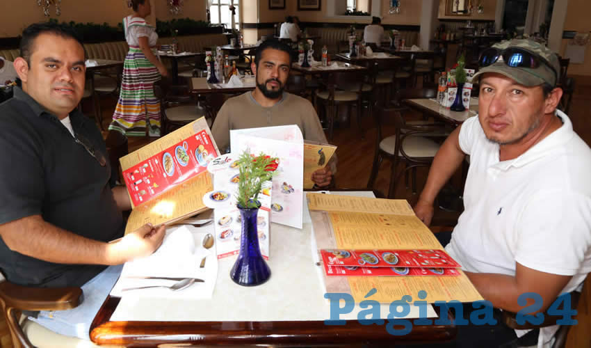 Raymundo Calete, &Aacute;ngel Oropeza y David &Aacute;lvarez, desayunaron en Sanborns Francia