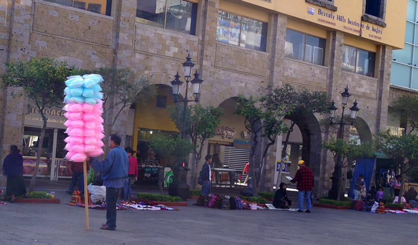 Aunque los comerciantes de Plaza Tapatía dijeron tener permiso para laborar, y fueron retirados un par de días antes de que éste venciera, el alcalde tapatío dijo que estos no tenían licencia para ponerse, por lo que los llamó a “entrarle al diálogo”/Foto: Archivo Página 24