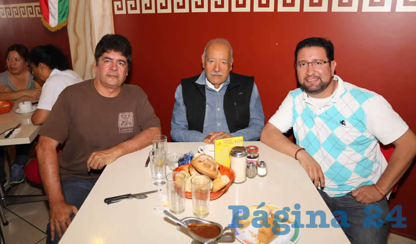 Sergio Valdivia Flores, director del Parque Cultural y Recreativo El Cedazo; Andr&eacute;s Valdivia Aguilera, director de Atenci&oacute;n al Adulto Mayor en la Sebideso; y Marcos L&oacute;pez Rojas, secretario particular del secretario del Medio Ambiente; desayunaron en el restaurante Mitla