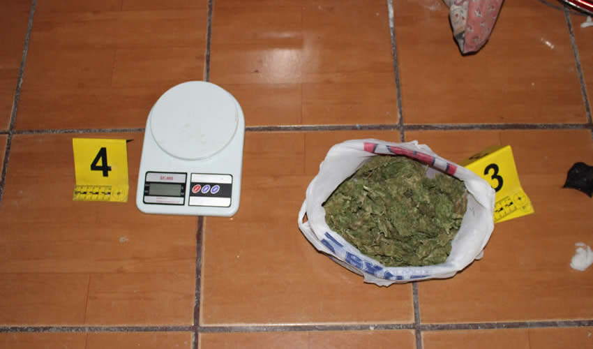 La báscula gramera y una bolsa con mariguana, encontrada en la casa