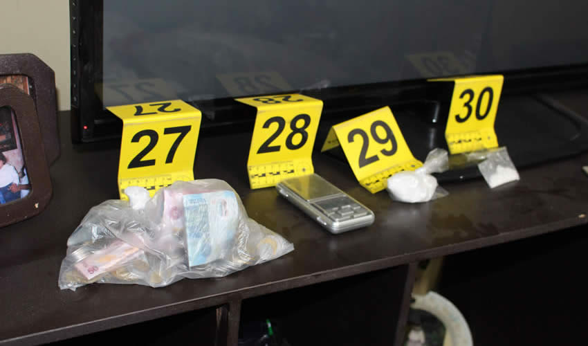 Dinero, teléfono celular y bolsas con “crystal”