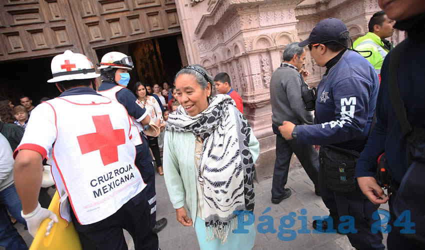 En esta actividad se simuló que tres personas resultaron con fracturas, y se logró evacuar aproximadamente a 450 personas en un minuto con 40 segundos del recinto por las tres puertas que tiene el lugar, aunque al final todas las personas se concentraron en la plancha de Plaza de Armas (Foto Rocío Castro Alvarado)