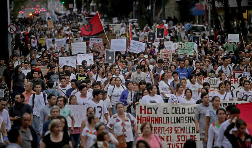 El contingente caminó por avenida Juárez hasta llegar a la Plaza de la Liberación, donde gritaron consignas/Foto: Cuartoscuro 