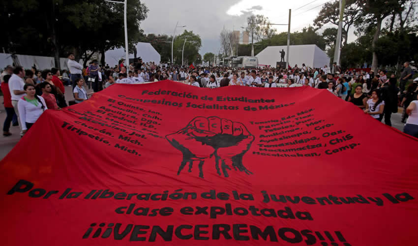 Diversas federaciones de luchadores sociales se unieron a la protesta para exigir justicia por los hechos ocurridos en Iguala, así como castigo a los responsables/Foto: Cuartoscuro 