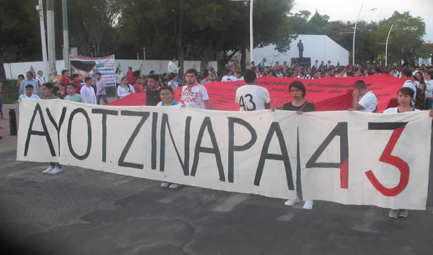 Diversos colectivos ciudadanos se alistaron en el Parque Rojo para caminar hacia el corazón de Guadalajara exigiendo justicia por la desaparición de los 43 normalistas de Guerrero/Fotos: Francisco Tapia 