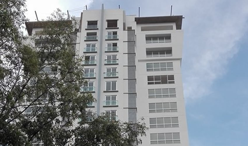 Pese al enorme número de corruptelas y arbitrariedades con que se desarrolla esta torre de departamentos donde antes era un parque público, el alcalde zapopano Pablo Lemus no ha accedido a reunirse con los vecinos para iniciar un proceso en el que se exija la cancelación de la obra así como la restitución del predio/Foto: Rafael Hernández Guízar 