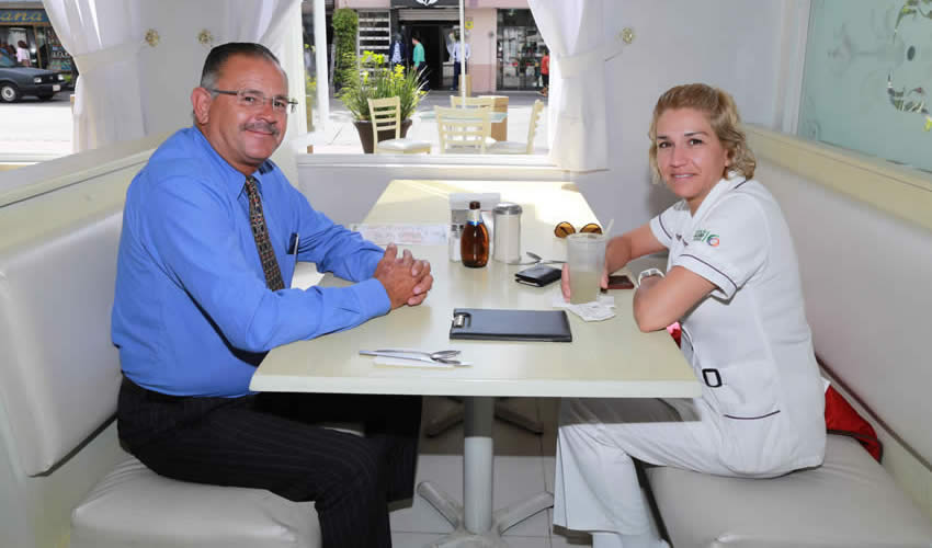 En el restaurante Del Centro compartieron el primer alimento del d&iacute;a Juan Antonio Reyes Romo y Leticia Cuellar Miranda