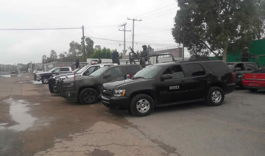 Los militares en sus vehículos en el arranque del operativo
