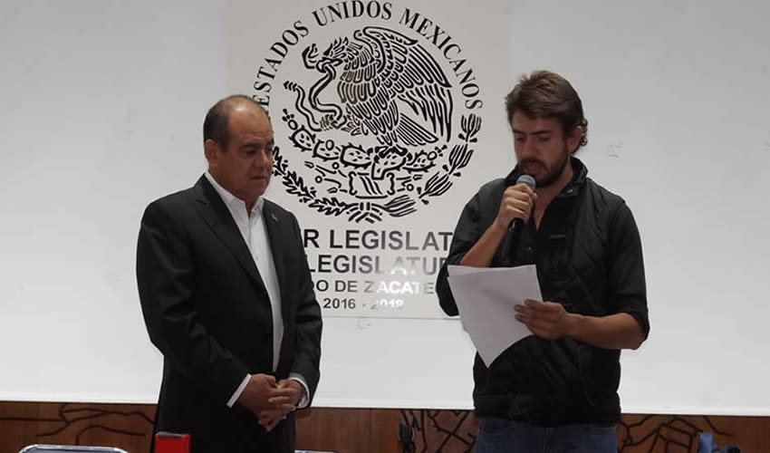“Por ello es de vital importancia hacerle llegar la petición acompañada de las firmas recabadas a través de la plataforma change.org para que los diputados locales pongan fin a este fondo opaco, discrecional e inútil, para el desarrollo humano de los zacatecanos y que no ha ayudado a mejorar el desempeño de los diputados”(Foto:Merari Martínez Castro)
