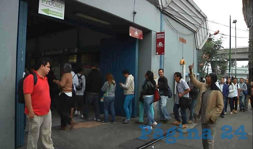 La enorme cantidad de gente que debe trasladarse del sur de la ciudad al centro de la zona metropolitana padece un martirio para siquiera abordar uno de los dos vagones del tren ligero, visiblemente rebasados por la cantidad de usuarios/Fotos: Francisco Andalón López 