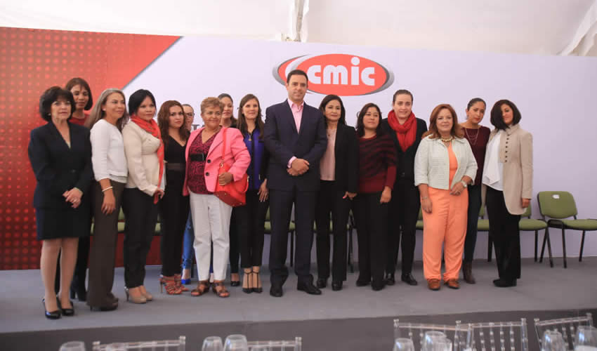 Durante la tradicional comida del constructor, organizada por la Cámara Mexicana de la Industria y la Construcción (CMIC), el mandatario estatal reiteró su firme compromiso de trabajar de la mano con los representantes de este sector, cuya aportación seguirá siendo pilar en el desarrollo social y económico de la entidad
