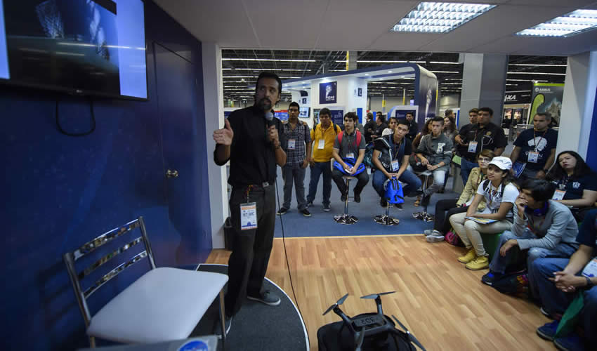 Fabián Ayala Martínez, egresado del CUCEA y jefe del Laboratorio de Desarrollo de Software en la organización Drone Project, presentó una ponencia sobre el Internet de las cosas en el IAC/Foto: Cortesía