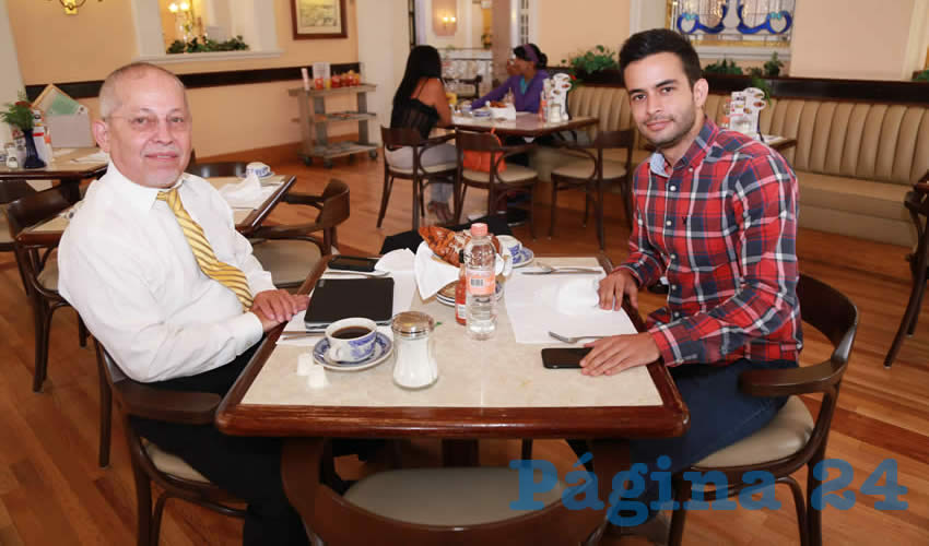 En Sanborns Francia almorzaron Hip&oacute;lito Trevi&ntilde;o Lecea, subsecretario de Trabajo de Gobierno del Estado, y Edgar Mart&iacute;n Padilla