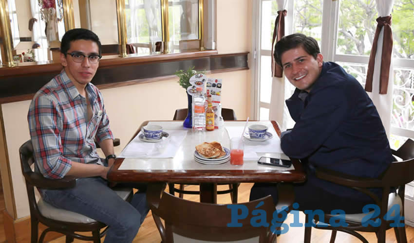 C&eacute;sar Zapata y Orlando S&aacute;nchez Quezada, titular de la Secretar&iacute;a de la Juventud del Estado de Aguascalientes (Sejuva), departieron en Sanborns Francia