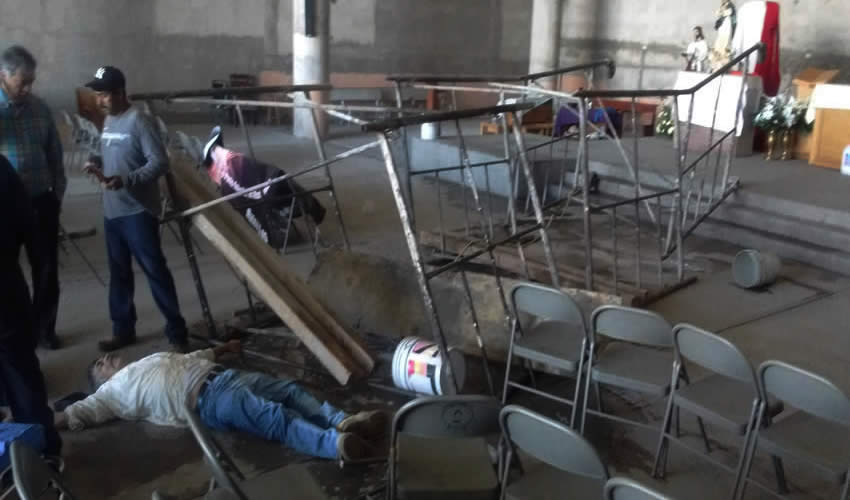 El endeble andamio se vino abajo cuando Refugio Herrera Valadez intentaba limpiar la estructura que sostiene el techo
