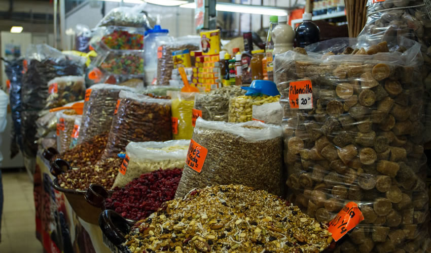 Gran parte de los mexicanos percibe una miseria de pago por su labor o mano de obra, pues no pueden acceder a productos de la canasta básica, y menos “ahorrar un dinerito”, pues viven al día y con lo justo; a esto se suma a los recortes de la federación en secretarías clave como desarrollo social y salud/Foto: Cuartoscuro