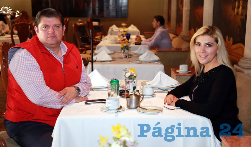 En el restaurante Quinta Real almorzaron Mario Guevara Palomino, delegado del Infonavit, y Norma Guel Sald&iacute;var, diputada local