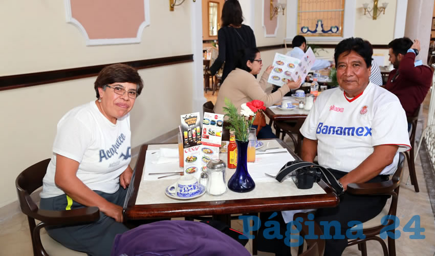 Genoveva Gonz&aacute;lez Hern&aacute;ndez y Jes&uacute;s Rosales Z&uacute;&ntilde;iga, de la ciudad de Toluca, desayunaron en Sanborns Francia