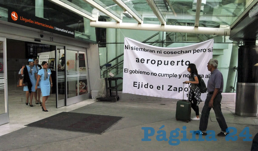 Los obligados a realizar mejoras en el aeropuerto son los empresarios del Grupo Aeroportuario del Pacífico; sin embargo, las obras no se han hecho, al no haber certeza jurídica de la propiedad de la tierra, por la toma del estacionamiento a manos de ejidatarios de El Zapote/Foto: Cuartoscuro 