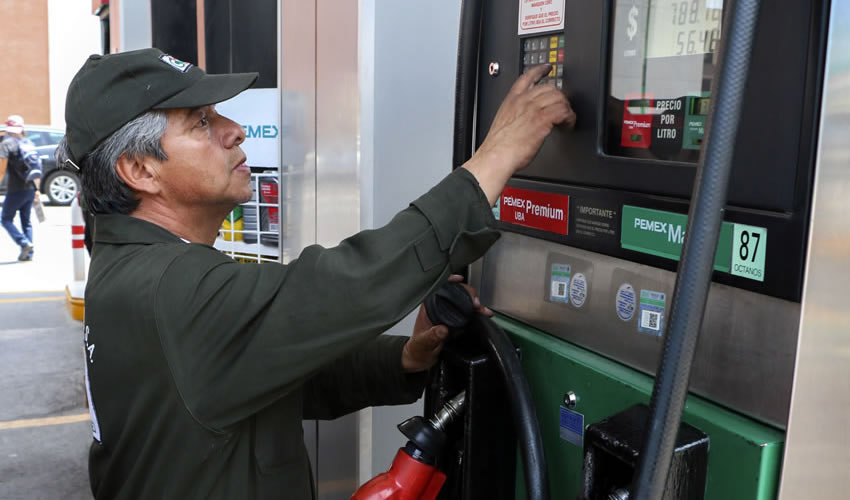 Con el aumento mensual en la gasolina, las personas deben gastar un promedio de 660 pesos para llenar los tanques de sus automóviles con gasolina Premium, estimando la capacidad del depósito en 45 litros/Foto: Cuartoscuro 