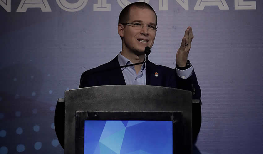 Ricardo Anaya toma la palabra durante la inauguración de la XI Asamblea Nacional de Acción Juvenil