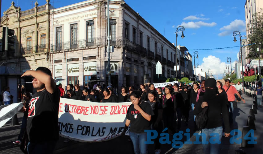 &ldquo;&iexcl;2 de octubre no se olvida, es de lucha combativa!&rdquo;, lanzaban a un&iacute;sono durante la marcha (Foto: Esteban Bonilla)