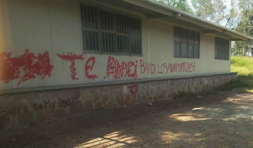 El muro exterior del CBTA 61 de la colonia Las Flores, vandalizado por los grafiteros nocturnos, ante la nula vigilancia policiaca