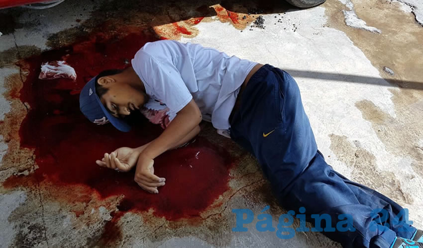 Uno de los fallecidos, quedó sobre un charco de sangre