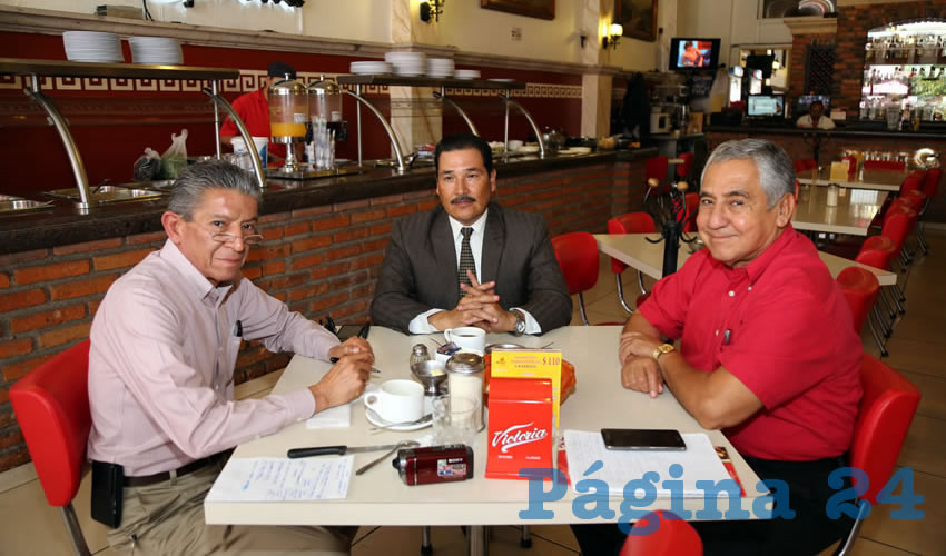 En el restaurante Mitla almorzaron C&eacute;sar P&eacute;rez Uribe, jefe del departamento de Vinculaci&oacute;n del Municipio de Aguascalientes; Orlando Navarro Torres, abogado; y Jes&uacute;s Mart&iacute;nez Gonz&aacute;lez, director de Vinculaci&oacute;n y Convivencia Ciudadana de la Oficina Ejecutiva del Presidente Municipal