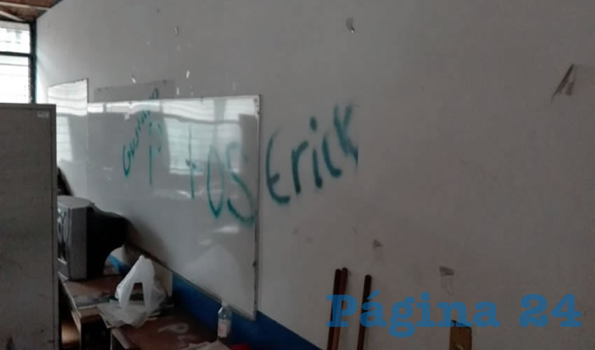 No hay quien ponga un alto a los ataques de los rateros que podrían ser ex alumnos, pues escribieron “Putos” con aerosol en paredes y piso, acompañado de los nombres de maestros y ex personal académico de la institución