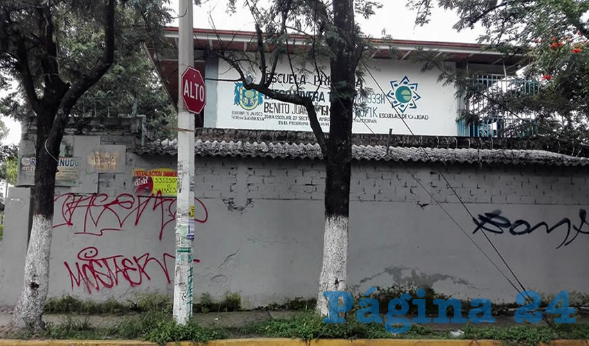 Poco a poco, delincuentes locales han acabado con todas las herramientas de aprendizaje de los estudiantes de la primaria “Miguel Hidalgo”, en La Tuzanía; es la quinta ocasión que se meten a destrozar el lugar y encima les roban sus herramientas de aprendizaje/Fotos: Rafael Hernández Guízar