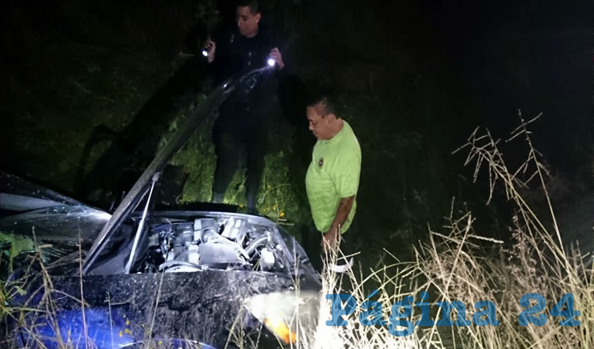 Autoridades revisan el vehículo accidentado
