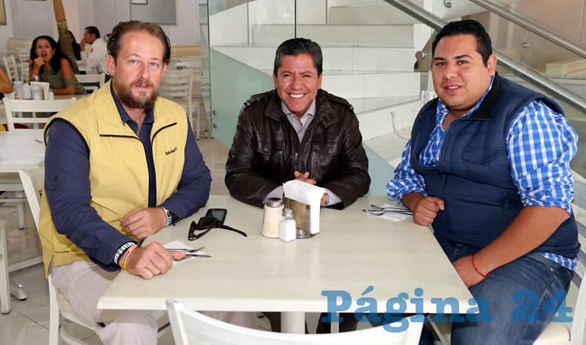 En el restaurante Del Centro desayunaron Mario Mart&iacute;nez de Alva, empresario; David Monreal, senador de la Republica; y David Flores Rodr&iacute;guez, enlace nacional de Morena
