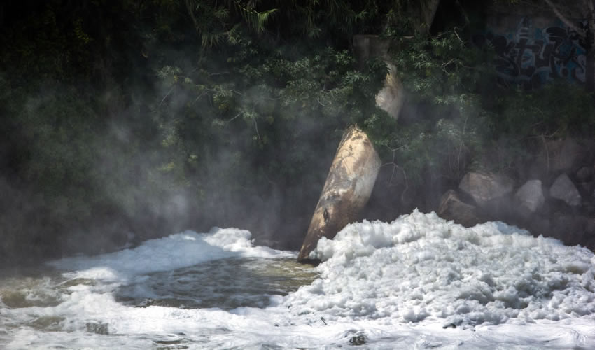 Vinieron observadores de la ONU a constatar la porquería de líquido que fluye en el río Santiago; pese a esto, a ningún orden de gobierno parece importarle que miles de personas enfermen debido a las emanaciones del agua/Foto: Cuartoscuro 