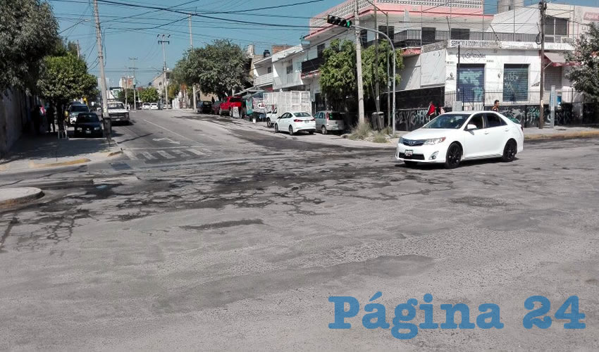 Día con día la precaria calle pierde trozos de pavimento, lo que la hace lucir como zona de guerra; no obstante, la situación que aqueja a miles de automovilistas parece no preocupar a las autoridades/Fotos: Francisco Andalón López 